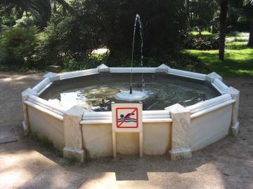 Es curioso el cartel que tiene la fuente indicando la prohibicin de la prctica de la natacin, pero seguramente tenga un motivo justificado.